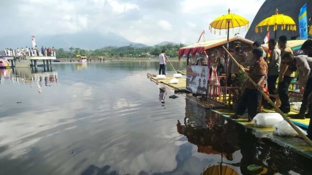 Benih Ikan Ditebar di Situ Bagendit Dalam Rangka HUT Bhayangkara - GenPI.co JABAR