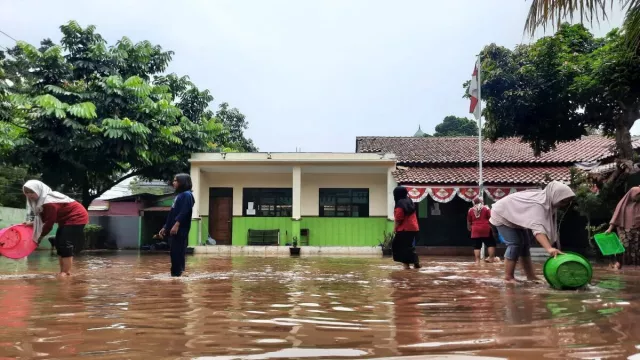 MI Nurul Islam Gelar Lomba Menangkap Ikan Sambil Menunggu Banjir Surut - GenPI.co JABAR