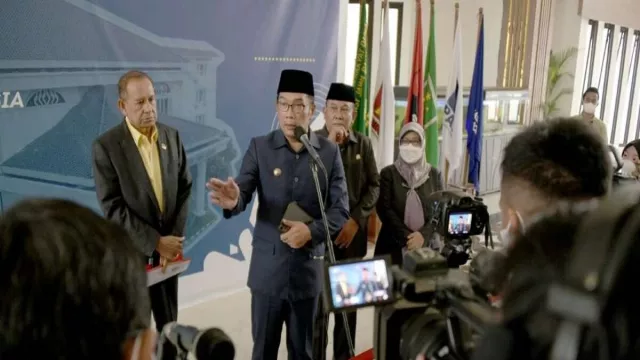 Ridwan Kamil Bela Pemerintah Pusat Soal Kenaikan Harga BBM - GenPI.co JABAR