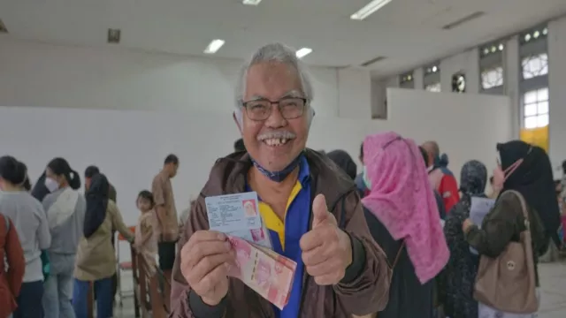 Pemkot Bandung Mulai Salurkan BLT BBM, Warga Kini Tersenyum - GenPI.co JABAR