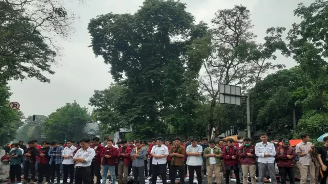 Sebelum Demo Tolak Kenaikan BBM, Mahasiswa di Bandung Salat Asar Berjemaah - GenPI.co JABAR
