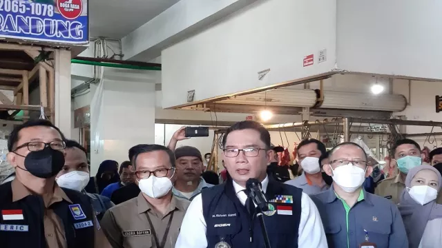 Dikritik Masyarakat, Ridwan Kamil Siap Mendesain Ulang Patung Sepatu Cibaduyut - GenPI.co JABAR