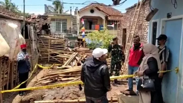 Sebuah Rumah di Garut Dibongkar Rentenir, Diduga Masalah Utang Piutang - GenPI.co JABAR