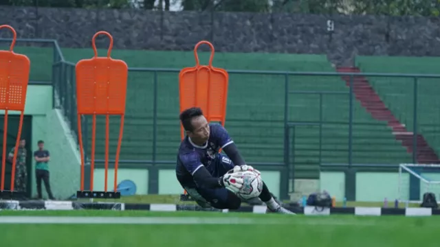 Kiper Persib Punya Pengalaman Menyeramkan Saat di Stadion Siliwangi - GenPI.co JABAR