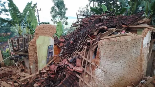 Rumah di Garut Ambruk Nyaris Rata dengan Tanah, Diduga Terdampak Gempa - GenPI.co JABAR