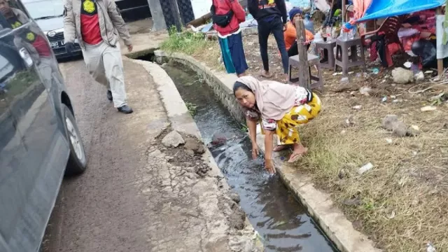 Pengungsi Gempa Cianjur Manfaatkan Air Selokan untuk Aktivitas Harian - GenPI.co JABAR