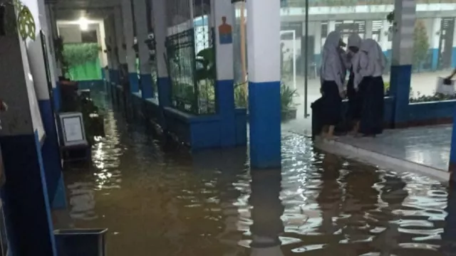 Banjir Kota Depok Rendam SMPN 13, Siswa Dipulangkan - GenPI.co JABAR
