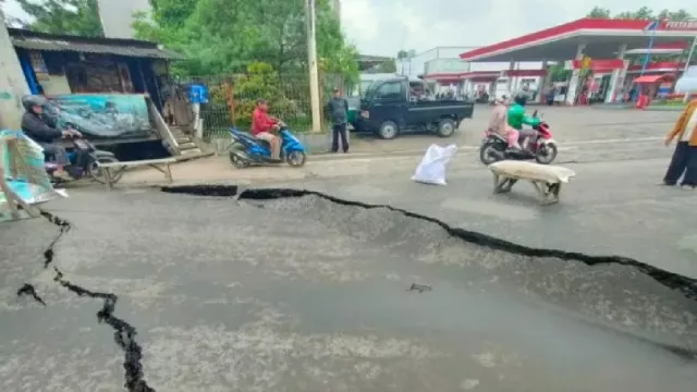 Jalan Cibolerang Bandung Ditutup Karena Ambles, Cek Jalur Alternatifnya - GenPI.co JABAR