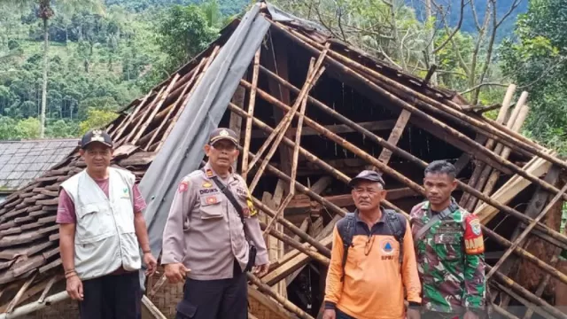 Nyaris Rata Tanah, 2 Rumah di Sukabumi Rusak Berat Tertimpa Longsor - GenPI.co JABAR