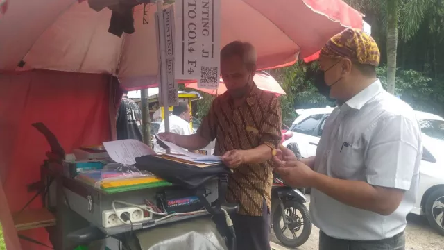 Tak Menyerah Terkena PHK, Ade Coba Peruntungan dengan Fotokopi Keliling di Depok - GenPI.co JABAR