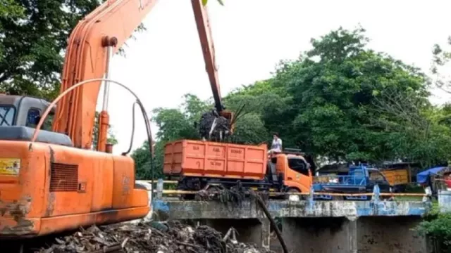 Duh, Sampah di Sungai Kali Jambe Bekasi yang Diangkat Mencapai 100 Ton - GenPI.co JABAR
