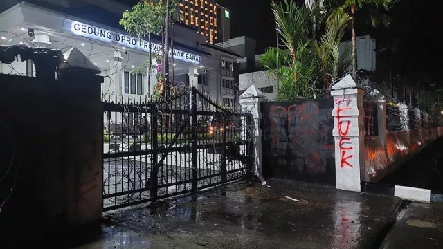 Demo Penolakan KUHP di DPRD Jabar Berakhir Ricuh, Puluhan Mahasiswa Diamankan - GenPI.co JABAR