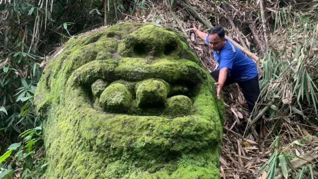 Pria di Bandung Barat Temukan Hal Mengejutkan di Hutan, Mirip Arca - GenPI.co JABAR Pria di Bandung Barat Temukan Hal Mengejutkan di Hutan, Mirip Arca - GenPI.co JABAR