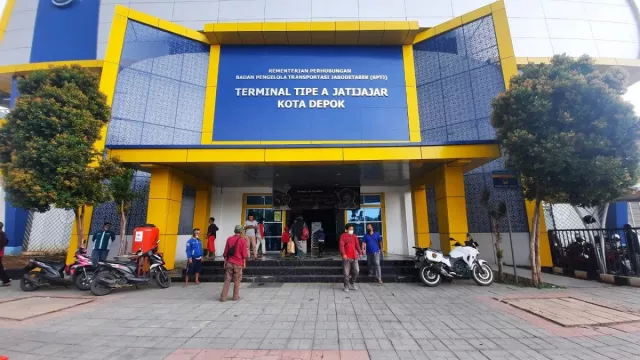 Terminal Jatijajar Depok Mulai Dipadati Penumpang - GenPI.co JABAR
