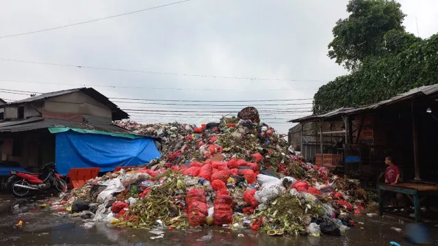 Ya Ampun, Ada Gunung Sampah di Pasar Kemiri Depok - GenPI.co JABAR