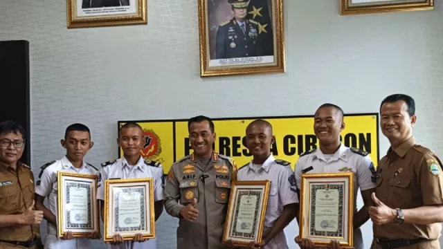 Aksi Heroik 4 Siswa SMKN Mundu Diganjar Penghargaan Polresta Cirebon - GenPI.co JABAR