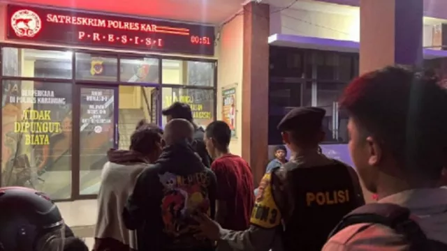 Bawa Celurit, 4 Remaja di Karawang Dibawa ke Kantor Polisi - GenPI.co JABAR
