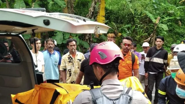 Pasangan Suami Istri yang Terseret Arus Sungai Cibogo Cianjur Ditemukan - GenPI.co JABAR