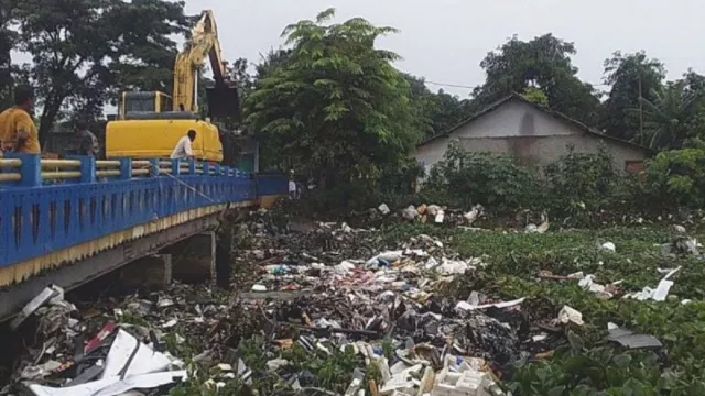 Sungai Kali Ciherang Bekasi Dipenuhi Sampah - GenPI.co JABAR