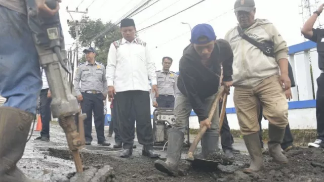 Jalan Bandung-Garut Rusak, Pemprov Anggarkan Rp 31 Miliar Agar Mulus Lagi - GenPI.co JABAR