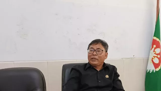 Guru Pengkritik Ridwan Kamil Masih Bisa Mengajar, Kariernya Selamat - GenPI.co JABAR
