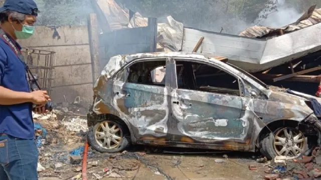 Kebakaran di Bekasi, 2 Rumah dan Mobil Hangus - GenPI.co JABAR