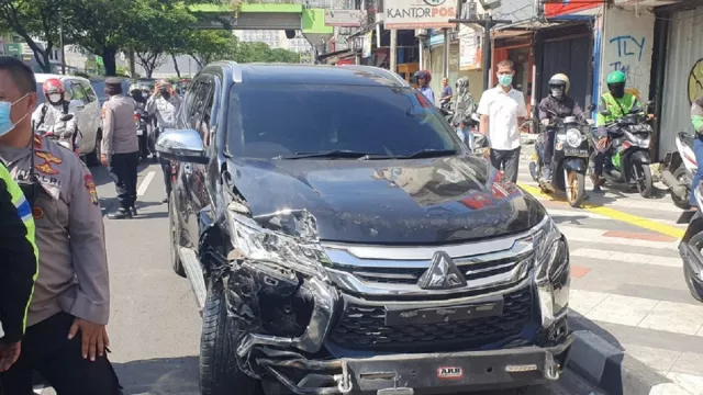 Kecelakaan Mitsubishi Pajero di Depok, Sopir Kabur Lari ke Seberang Jalan - GenPI.co JABAR