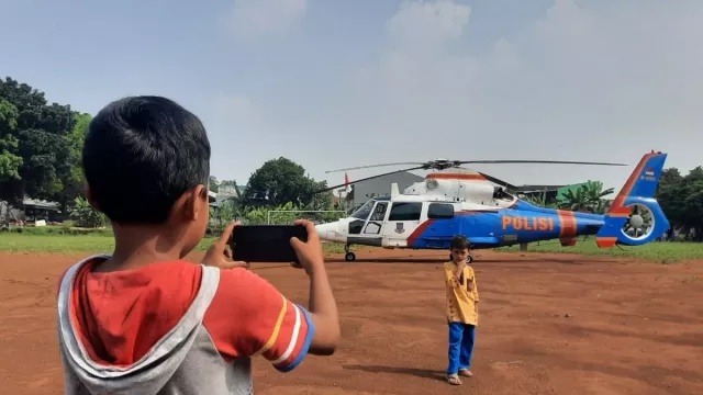 Helikopter yang Ditumpangi Ridwan Kamil Saat ke Kota Depok Diserbu Warga - GenPI.co JABAR