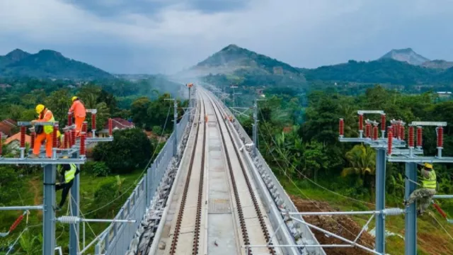 Pemasangan Jaringan Listrik Kereta Cepat Jakarta Bandung Nyaris Rampung - GenPI.co JABAR