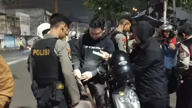 Lakukan Razia, Polisi Memergoki Pengendara di Bandung Bawa Senpi Palsu - GenPI.co JABAR