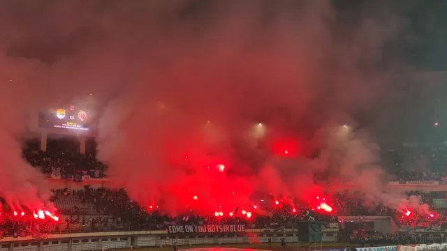 Gegara Suporter Nyalakan Flare, Persib Didenda Rp200 Juta - GenPI.co JABAR