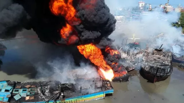 Belasan Kapal Nelayan di Tegal Terbakar, Ganjar Perintahkan Ini - GenPI.co JATENG