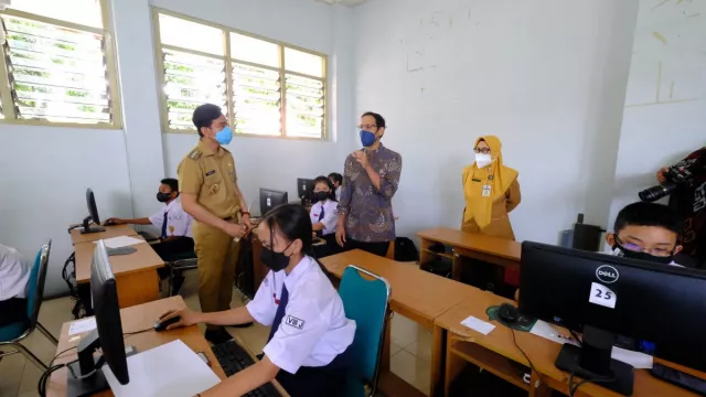 Gibran Larang Anak Sekolah Berseragam Masuk Mal, Ini Aturannya - GenPI.co JATENG