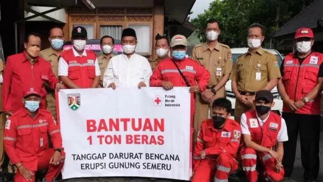 Bantu Korban Erupsi Semeru, PMI Magelang Kirim Beras dan Masker - GenPI.co JATENG