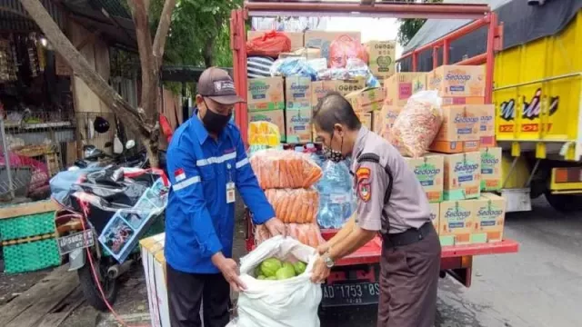 Pedagang Pasar Legi Solo Kirim Bantuan ke Korban Erupsi Semeru - GenPI.co JATENG