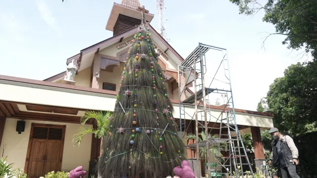 Wuih, Gereja di Klaten Ini Bikin Pohon Natal dari Sapu Lidi - GenPI.co JATENG