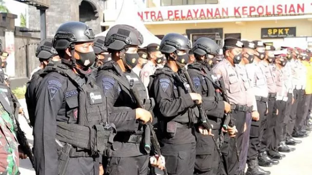 Brimob Bantu Amankan Natal dan Tahun Baru, Semoga Aman dan Lancar - GenPI.co JATENG Brimob Bantu Amankan Natal dan Tahun Baru, Semoga Aman dan Lancar - GenPI.co JATENG