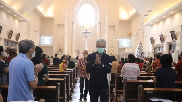 Sambil Gowes Pantau Misa Natal di Gereja, Ganjar Sampaikan Ini - GenPI.co JATENG