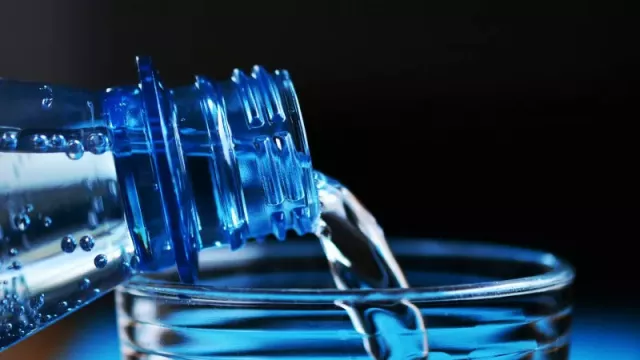 5 Tips Aman Konsumsi Air Minum dalam Kemasan, Cek Kedaluwarsa - GenPI.co JATENG