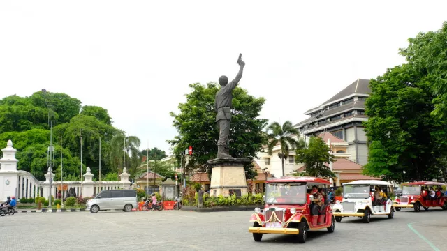 Keliling Kota Solo Naik Mobil Listrik, Ini Jadwal Rute dan Harga Tiketnya - GenPI.co JATENG