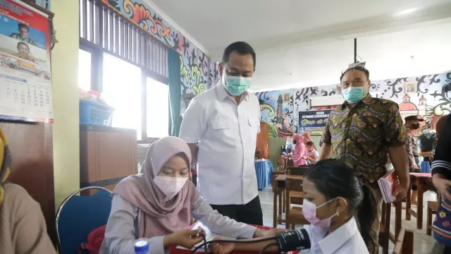 Begini Cara Hendi Tenangkan Anak-Anak Divaksin, Adik Jangan Takut - GenPI.co JATENG