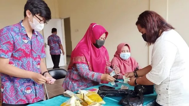 Operasi Pasar Pemkab Magelang, Minyak Goreng Dijual Rp14.000 - GenPI.co JATENG