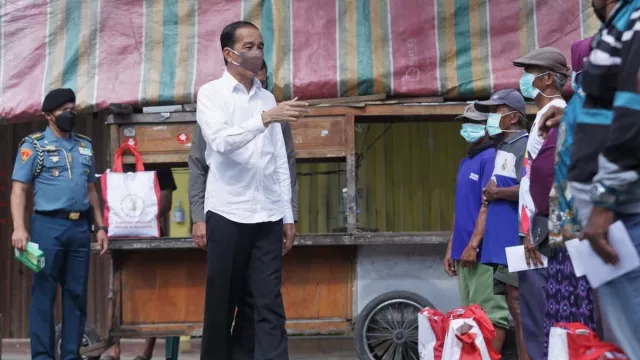 Beri BLT ke PKL Pasar Gemolong, Ini Pesan Jokowi - GenPI.co JATENG