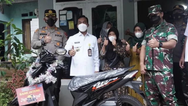 Ikut Vaksinasi Covid-19, Sri Atun Bawa Pulang Hadiah Sepeda Motor - GenPI.co JATENG