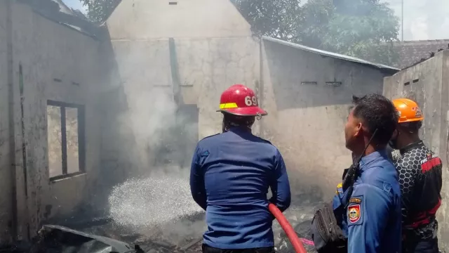 Lupa Mematikan Kompor, Sebuah Rumah di Bangak Boyolali Terbakar - GenPI.co JATENG Lupa Mematikan Kompor, Sebuah Rumah di Bangak Boyolali Terbakar - GenPI.co JATENG