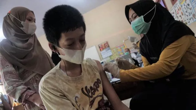 Begini Cara Guru agar Anak SLB Mau Divaksin: Diajak Swafoto! - GenPI.co JATENG