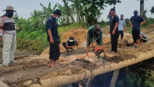 Geregetan! Petani Jepara Bongkar Jembatan Akses Penambangan Liar - GenPI.co JATENG