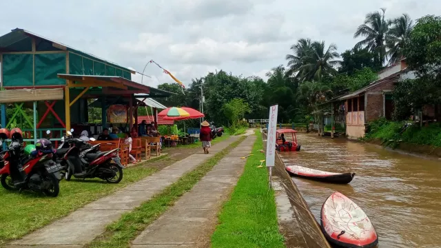 Yuk, Naik Perahu di Aliran Air Buatan Zaman Belanda Talang Londo - GenPI.co JATENG