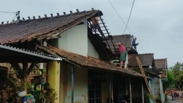 21 Rumah Rusak Akibat Angin Kencang di Kudus - GenPI.co JATENG