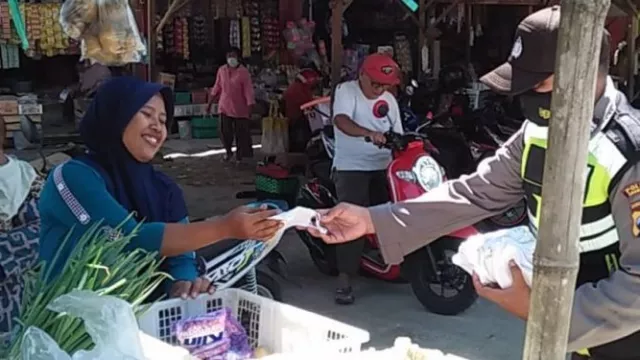 Keren! Polsek Panunggalan Blusukan Bagi Masker Gratis di Pasar - GenPI.co JATENG